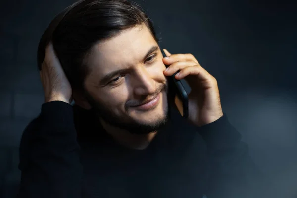 Retrato Cerca Del Joven Sonriente Hablando Teléfono Inteligente —  Fotos de Stock