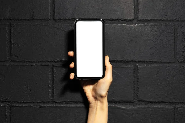 Närbild Kvinnliga Handen Håller Smartphone Med Mockup Bakgrunden Svart Tegelvägg — Stockfoto