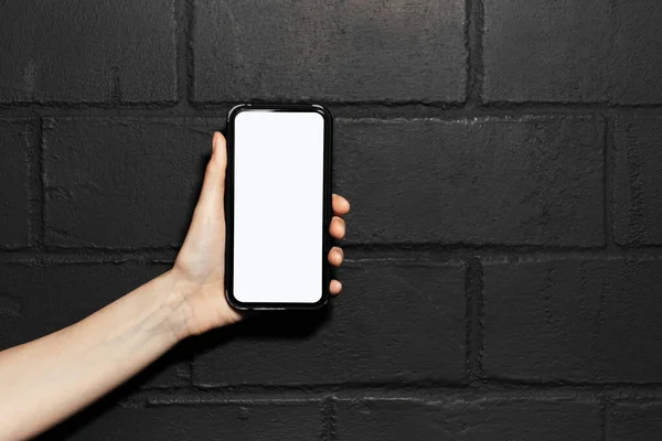 Närbild Kvinnliga Handen Håller Smartphone Med Mockup Bakgrunden Svart Tegelvägg — Stockfoto