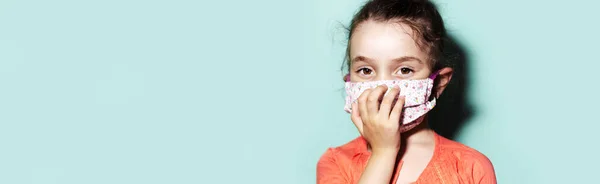 Retrato Panorámico Niña Con Mascarilla Médica Fondo Color Cian — Foto de Stock