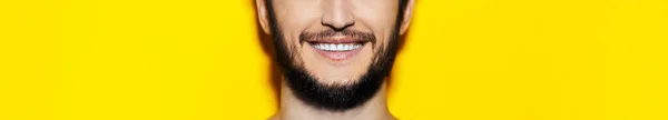 Zbliżenie Uśmiechu Młodego Człowieka Żółtym Tle — Zdjęcie stockowe