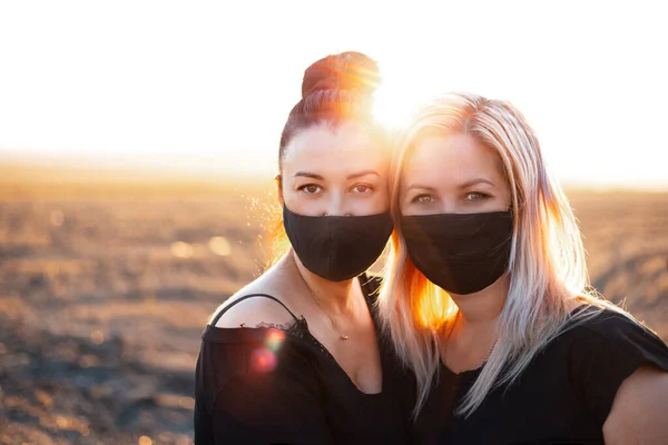 Szabadtéri Portré Két Nőről Akik Légzési Maszkot Viselnek Naplemente Hátterében — Stock Fotó