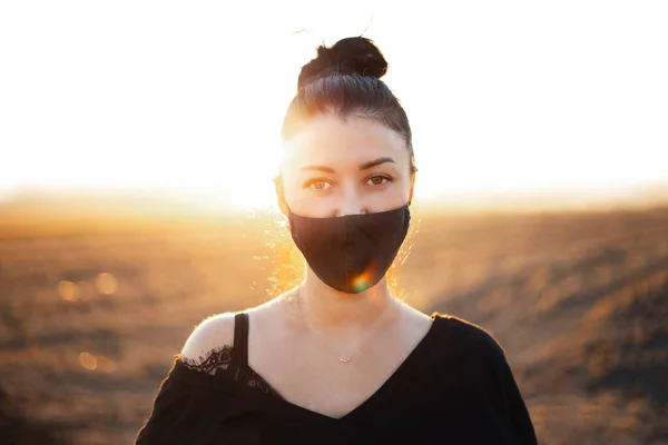 Buiten Portret Van Vrouw Het Dragen Van Ademhalingsmasker Achtergrond Van — Stockfoto