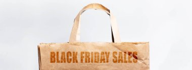 Kara Cuma satış metninin yakın plan çekimi, eko kağıt torba üzerinde..