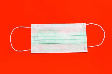 Tıbbi yüz maskesi yakın plan kırmızı veya yemyeşil lav renginde izole edilmiş.