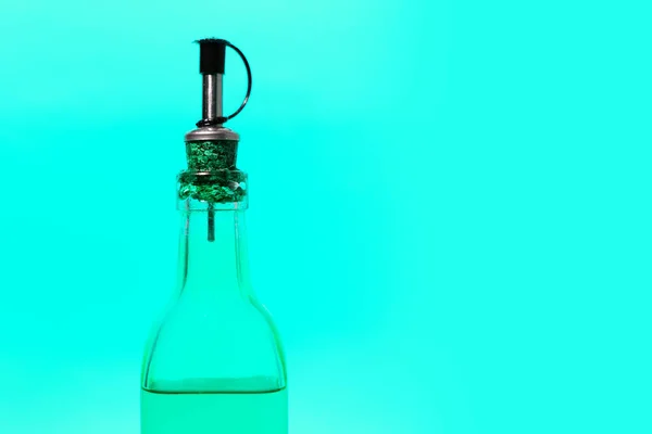 Primer Plano Botella Vidrio Sobre Fondo Color Cian — Foto de Stock