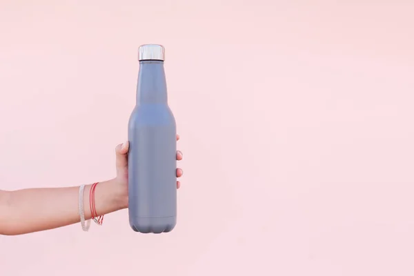 Primer Plano Mano Femenina Sosteniendo Una Botella Agua Eco Termo — Foto de Stock