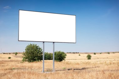 Tarım alanında reklam afişi için boş reklam panosu. Mavi gökyüzü arkaplanı.