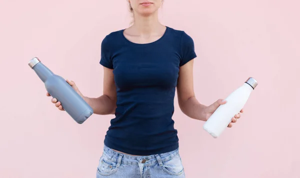 Jong Meisje Met Twee Herbruikbare Stalen Thermo Waterflessen Wit Grijs — Stockfoto