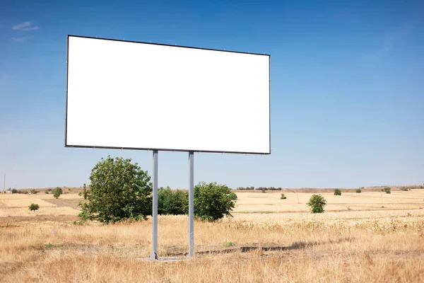 農業分野の広告ポスターのための空の看板 青空の背景 — ストック写真