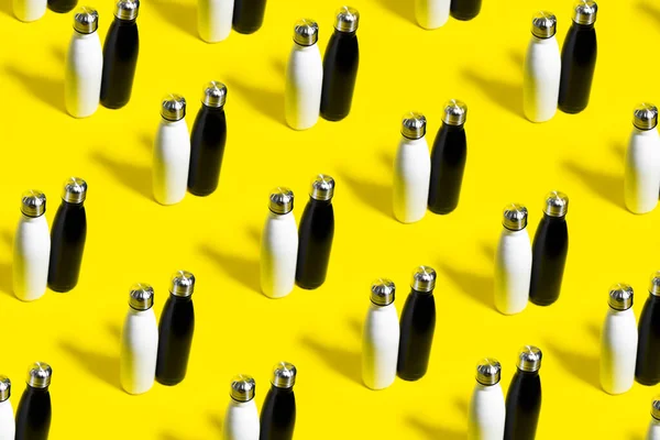 Wzór Czarno Białych Butelek Termo Wielokrotnego Użytku Żółtym Tle — Zdjęcie stockowe