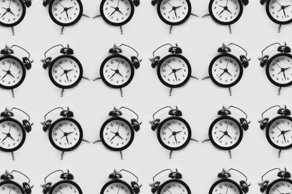 Patrón Muchos Relojes Alarma Negro Aislado Sobre Fondo Blanco — Foto de Stock