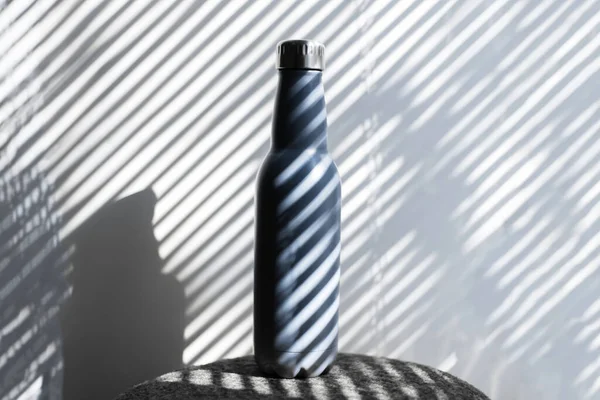 鋼のクローズアップ 線の形で影の背景にエコ再利用可能な熱水ボトル — ストック写真