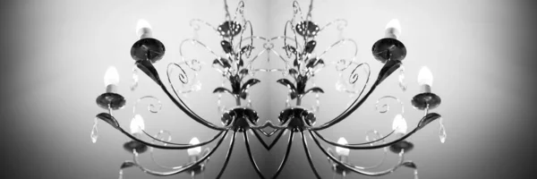 対称的な反射 シャンデリアの万華鏡 黒と白の抽象的な背景 — ストック写真