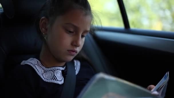 Tiener Meisje Het Lezen Van Een Boek Auto Tijdens Het — Stockvideo
