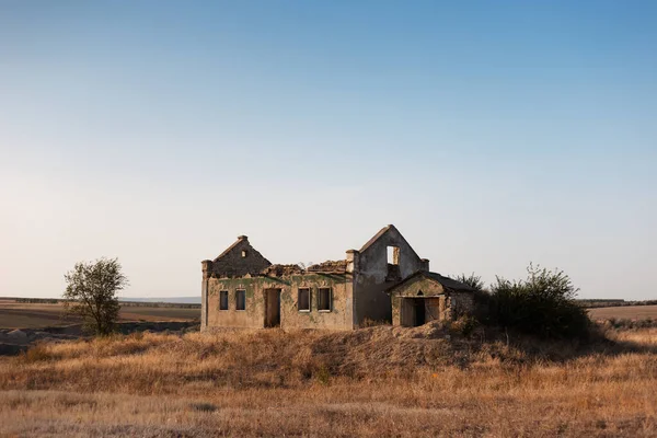 乾燥地における廃家の景観 — ストック写真