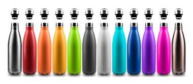 Beyaz arka planda izole edilmiş renkli yeniden kullanılabilir çelik, paslanmaz, şişe kapaklı termo su şişeleri..