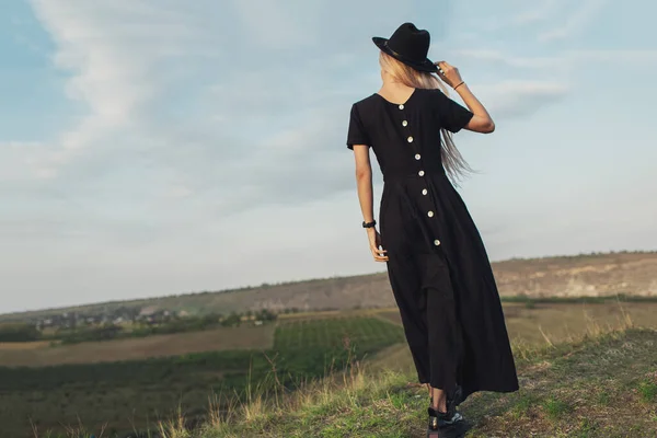 Vista Posteriore Della Giovane Ragazza Bionda Vestita Nero Cappello Sullo — Foto Stock