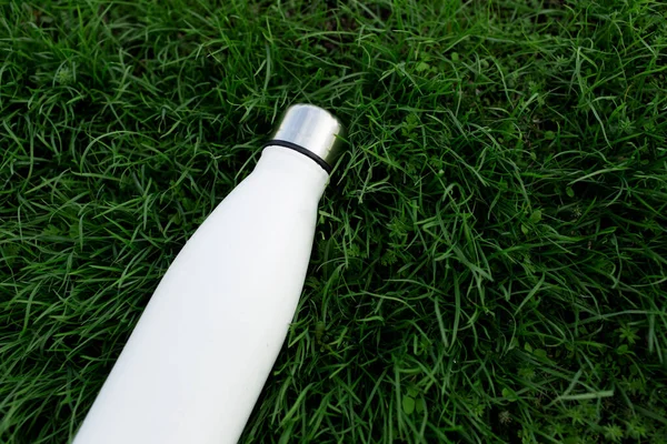 Крупный План Многоразовой Экологически Чистой Стали Термобутылка Белого Цвета Зеленой — стоковое фото