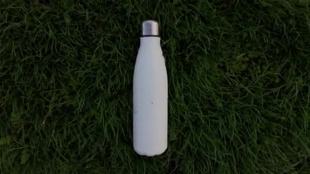 Vista Superior Reutilizable Botella Agua Termo Acero Ecológico Color Blanco — Vídeos de Stock