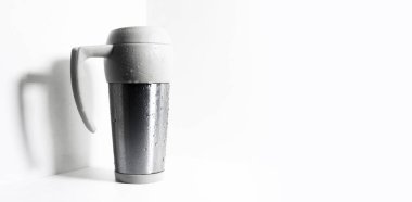 Termo bardağa su püskürtülmüş beyaz, izole edilmiş arkaplan fotokopi alanı.