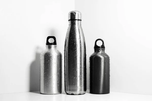 Set Aluminio Acero Botellas Termo Reutilizables Rociadas Con Agua Aisladas — Foto de Stock
