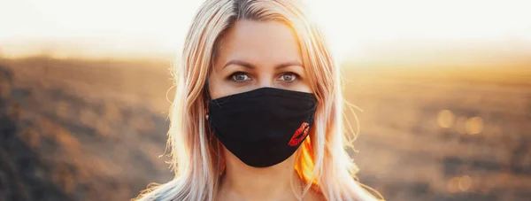 Outdoors Portrait Woman Wearing Respiratory Face Mask Coronavirus Covid Background — Stock Photo, Image