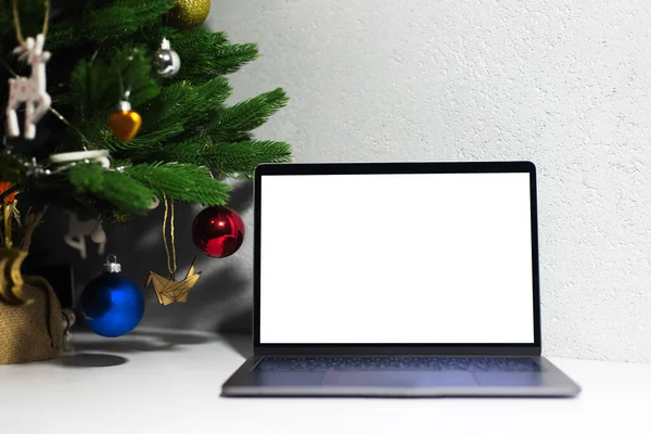 Close Laptop Com Mockup Perto Árvore Natal — Fotografia de Stock