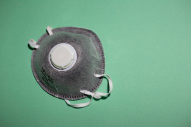 Chisinau, Moldova - 18 Ekim 2020: Solunum maskesi yakın plan. Coronavirus ve covid-19 'un önlenmesi. Aqua menisinin arkaplan rengi.