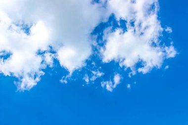 Sabah sırasında arka plan bulutlar gökyüzü güneş ışığı. Mavi, beyaz pastel cennet, yumuşak odak lens flare güneş ışığı. Soyut bulanık mavi degrade barışçı doğa.