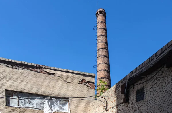 Velho Alto Tijolo Chaminé Céu Azul Fundo — Fotografia de Stock