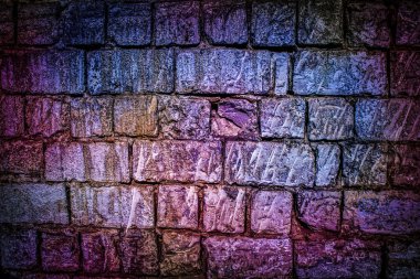 Mavi mor-kahverengi, taş yüzey çatlaklar, tonlu arka plan olarak yararlı ile eski kirli tuğla duvar parçası