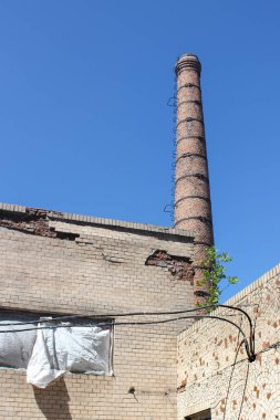 Mavi gökyüzü arka plan üzerinde eski uzun tuğla baca