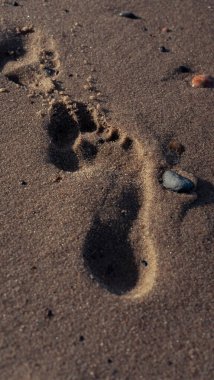 Kumsaldaki ayak izleri.