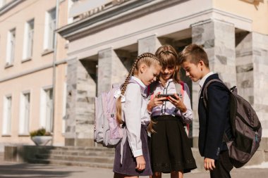 Çocuklar. Okul çocukları okul bahçesinde eğleniyor 