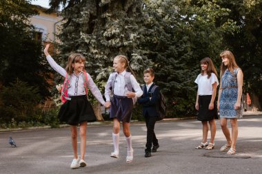 Okul bahçesinde. Aileler çocuklarını okula götürüyor.okula geri dönüyorlar.