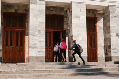 Okul çocukları okul bahçesinde eğlenirler. Çocuklar okula gitmek için acele edin.okula geri dönerler.