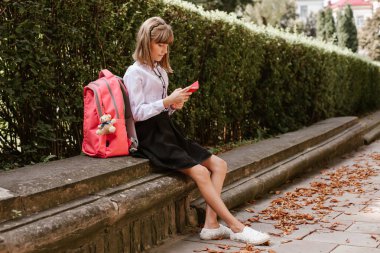 Okul bahçesinde schoolgirl