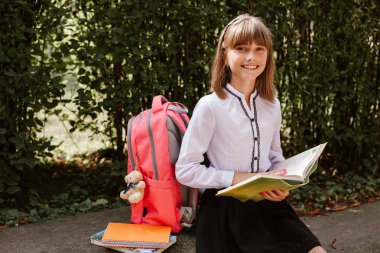 Okul bahçesinde schoolgirl