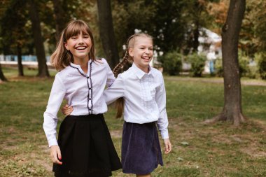 Okul çocukları eğleniyor. Parkta eğlenen çocuklar