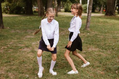 Okul çocukları eğleniyor. Parkta eğlenen çocuklar