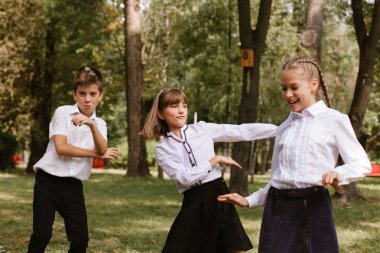 Okul çocukları eğleniyor. Parkta eğlenen çocuklar