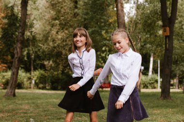 Okul çocukları eğleniyor. Parkta eğlenen çocuklar