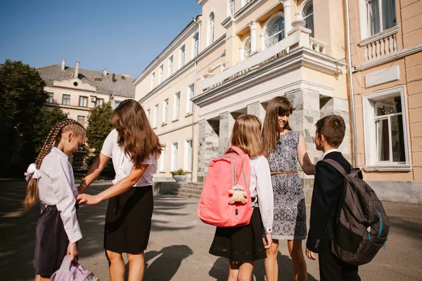 Patio Escuela Los Padres Llevan Sus Hijos Escuela Regreso Escuela — Foto de Stock