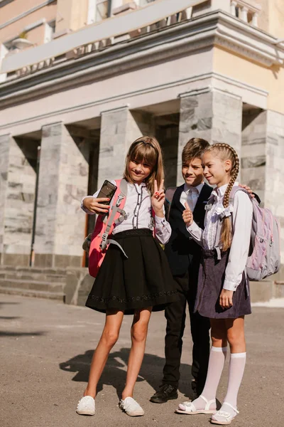 Les Écoliers Amusent Dans Cour École — Photo