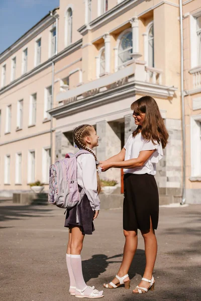 Anne Kızını Okula Götürüyor — Stok fotoğraf