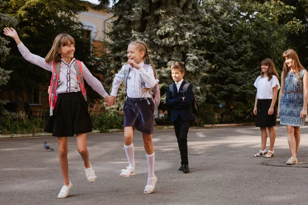 In the schoolyard.Parents take their children to school.back to school