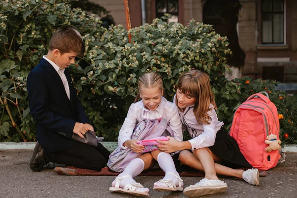 Les Écoliers Amusent Dans Cour École Les Enfants Précipitent École — Photo