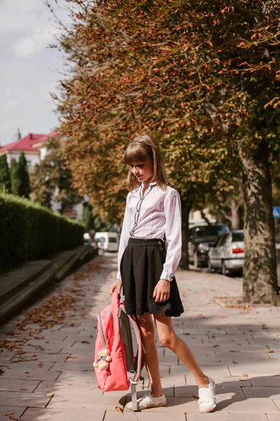 Okul Bahçesinde Schoolgirl — Stok fotoğraf