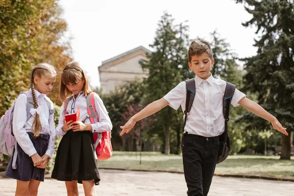 Okul Çocukları Okul Bahçesinde Eğlenirler Çocuklar Okula Gitmek Için Acele — Stok fotoğraf
